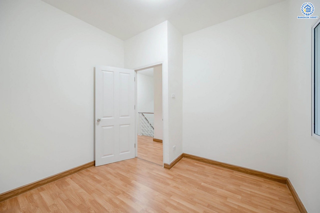 บ้านมือสองตกแต่งใหม่ โครงการ แลนซิโอ วงแหวน-ปิ่นเกล้า เนื้อที่ 37.3 ตร.ว. พื้นที่ใช้สอย 109.33 ตร.ม. พร้อมฟังก์ชัน 3 ห้องนอน 2 ห้องน้ำ จอดรถได้ 1 คัน บนทำเลเดินทางสะดวก ใกล้ถนนกาญจนาภิเษก เข้า-ออกได้หลายเส้นทาง ใกล้จุดขึ้นทางด่วน "ศรีรัช" และรถไฟฟ้าสายสีม่วง "สถานีสามแยกบางใหญ่"